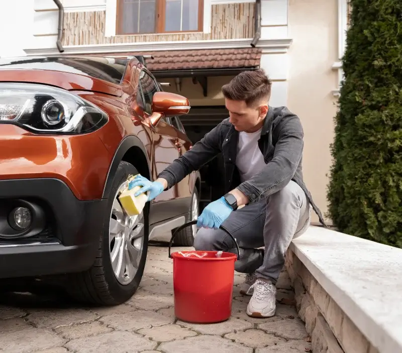 Lavage auto à domicile Vains : professionnel intervenant sur un véhicule